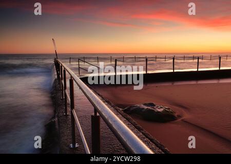 Sonnenaufgang am Newport Beach Felsenpool Australien Stockfoto