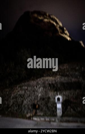 Felsberg in der Abenddämmerung der Region Kalambaka und Meteores, einer geologischen Formation in Nordgriechenland, im Regionalbezirk Trikala, Thessalien, Stockfoto