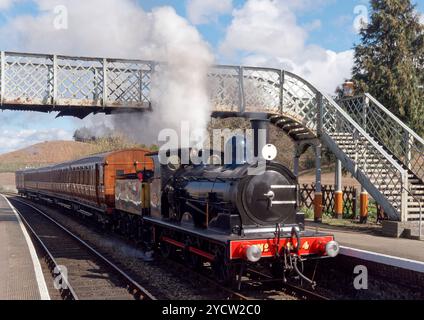 Die Lokomotive der M&GN Society Y14 (ansonsten J15) bringt das klassische Gresley Quad Art-Set in die Station Weybourne an der North Norfolk Railway Stockfoto