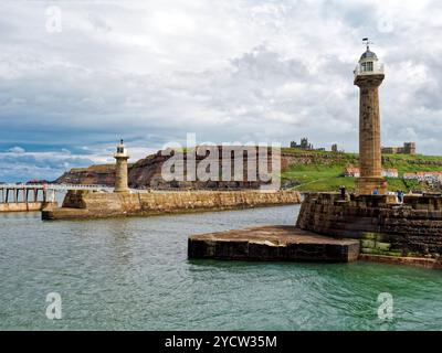 Blick zurück vom äußeren Pier zu den wichtigsten Steinbrechern am Eingang zum Hafen von Whitby an der Mündung des River Esk an der Küste von Yorkshire. Stockfoto