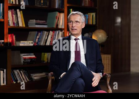 MÜNCHEN, 23. OKTOBER 2024: Ehemaliger NATO-Generalsekretär Jens Stoltenberg, zukünftiger Leiter der Münchner Sicherheitskonferenz in einem Interview bei der Stockfoto
