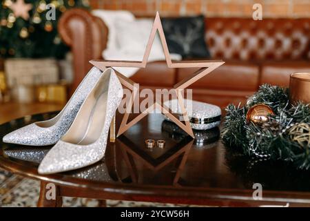 Hochzeitsaccessoires und -Dekorationen auf dem Tisch Stockfoto