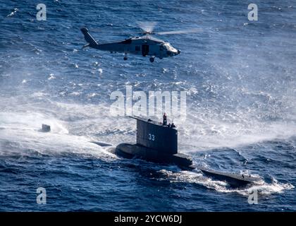 241021-N-VW723-1824 PAZIFISCHER OZEAN (21. Oktober 2024) – Eine MH-60R Seahawk der US Navy, die den „Sea Hawks“ der Helicopter Maritime Strike Squadron (HSM) zugeordnet ist Stockfoto