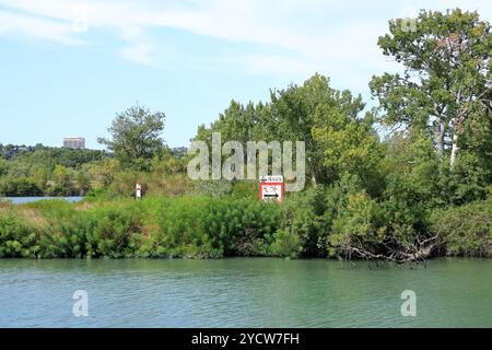 Avignon in Frankreich - 25. August 2024: Rhone bei Avignon an einem sonnigen Tag Stockfoto