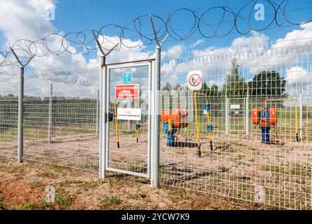 Gas regulatorischen und Verteilungspunkt in sonnigen Sommertag Stockfoto