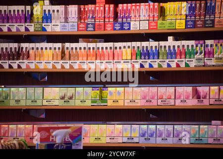 London, England, Großbritannien. Oktober 2024. Farbenfrohe Vapes werden in einem Geschäft in Central London ausgestellt, als die britische Regierung ankündigt, dass Einwegvapes in England im Juni 2025 verboten werden. Das Verbot zielt darauf ab, die Plastikverschmutzung und die Verwendung von Dämpfen durch Kinder zu verringern. (Kreditbild: © Vuk Valcic/ZUMA Press Wire) NUR REDAKTIONELLE VERWENDUNG! Nicht für kommerzielle ZWECKE! Stockfoto