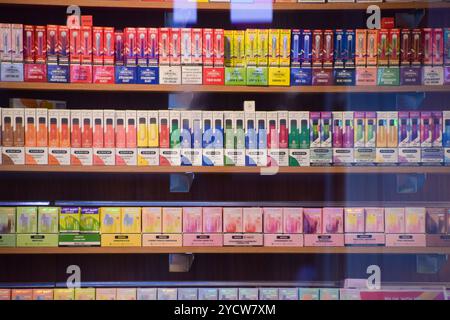 London, England, Großbritannien. Oktober 2024. Farbenfrohe Vapes werden in einem Geschäft in Central London ausgestellt, als die britische Regierung ankündigt, dass Einwegvapes in England im Juni 2025 verboten werden. Das Verbot zielt darauf ab, die Plastikverschmutzung und die Verwendung von Dämpfen durch Kinder zu verringern. (Kreditbild: © Vuk Valcic/ZUMA Press Wire) NUR REDAKTIONELLE VERWENDUNG! Nicht für kommerzielle ZWECKE! Stockfoto