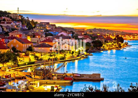 Goldener Sonnenuntergang auf Ugljan Insel Küste, Kali und Preko Dörfer, Dalmatien, Kroatien Stockfoto