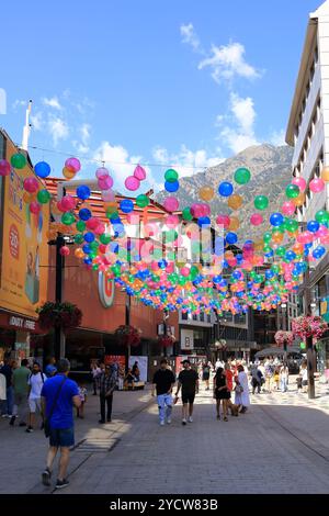 Andorra La Vella in Andorra - 28. August 2024: Menschen gehen in der Handelsstraße Meritxell zum Einkaufen Stockfoto