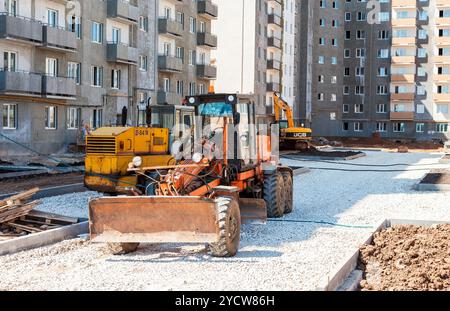 SAMARA, Russland - 29. Mai 2016: Grader funktioniert auf Verlegung Schotter auf der Straße auf der Baustelle Stockfoto