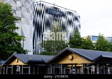 Leeds England: 3. Juni 2024: John Lewis Building in Leeds, England. Das berühmte Gebäude mit seiner unverwechselbaren schwarzen und silbernen Außenfassade Victoria Quarter Stockfoto