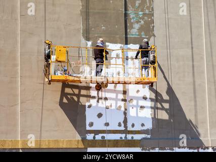 SAMARA, Russland - 29. Mai 2016: Bauarbeiter arbeiten auf Seite des Hauses Stockfoto