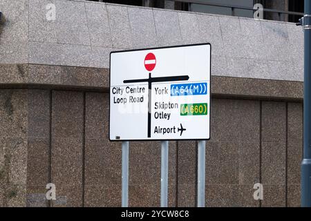 Leeds England: 4. Juni 2024: Wegweiser an einer Kreuzung mit Routen nach York, Skipton, Otley und einem Flughafen in einer grünen städtischen Umgebung Stockfoto