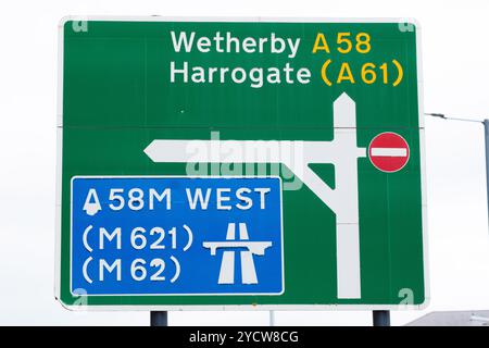 Leeds England: 4. Juni 2024: Wegweiser für Wetherby und Harrogate mit Autobahnbezeichnungen, die deutlich in Countrysid markiert sind Stockfoto