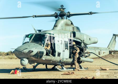 U.S. Marine Corps Captain Javan Hass, ein Einheimischer in King George, Virginia, und ein UH-1Y Gift Pilot und Sgt. Matthew Tracy, ein Einheimischer in Littleton, Colorado und UH Stockfoto