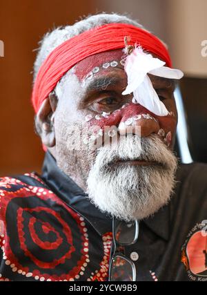 24. Oktober 2024, Hessen, Frankfurt/Main: Ned Jampitjinpa Hargraves, Ältester der Warlpiri-Gemeinde Yuendumu aus dem Northern Territory (Australien), nimmt in traditioneller Tracht an einer Übergabeveranstaltung im Festsaal des Senckenberg Research Institute und des Naturmuseums Frankfurt Teil. Zu den 24 Objekten gehören Bumerangs, Speere und Schilde aus der Privatsammlung des Forschers Irenäus Eibl-Eibesfeldt, die der Sohn des Forschers nun an die australische Aborigine-Gemeinde zurückgegeben hat. Foto: Arne Dedert/dpa Stockfoto