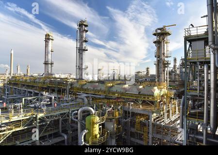 Raffinerie - chemische Fabrik in der Nacht mit Gebäuden, Pipelines und Beleuchtung - Industrieanlage Stockfoto