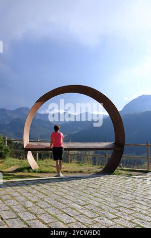 Grau Roig, Pyrenäen in Andorra - 28. August 2024: Im Sommer besuchen die Menschen das Skigebiet Grau Roig am Mirador Circ de Pessons Stockfoto