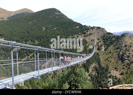 Canillo, Andorra in Europa - 29. August 2024: Menschen gehen auf der längsten tibetischen Brücke Europas Stockfoto