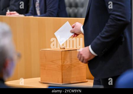 Linz, Österreich. Oktober 2024. LINZ, ÖSTERREICH - 24. OKTOBER: Wahl, Wahlurne waehrend der 29. Sitzung des Oberoesterreichischen Landtags im Landhaus Linz am 24. Oktober 2024 in Linz, Österreich.241024 SEPA 20 023 - 20241024 PD3308 Credit: APA-PictureDesk/Alamy Live News Stockfoto