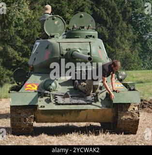 Der T-34 ist ein sowjetischer Mittelpanzer aus dem Zweiten Weltkrieg, als er eingeführt wurde, war sein 76,2-mm-Panzergewehr leistungsfähiger als viele seiner Zeitgenossen Stockfoto