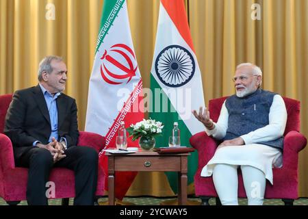 Kasan, Russland. Oktober 2024. Der indische Premierminister NARENDRA MODI (R) trifft den iranischen Präsidenten MASOUD PEZESHKIAN am Rande des BRICS-Gipfels in Kasan (Russland). (Credit Image: © Iranian Presidency via ZUMA Press Wire) NUR REDAKTIONELLE VERWENDUNG! Nicht für kommerzielle ZWECKE! Stockfoto