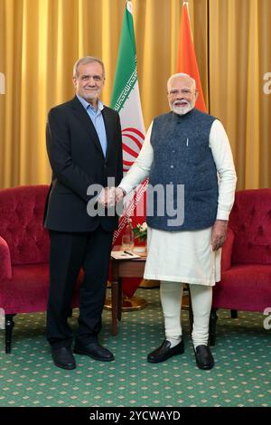 Kasan, Russland. Oktober 2024. Der indische Premierminister NARENDRA MODI (R) trifft den iranischen Präsidenten MASOUD PEZESHKIAN am Rande des BRICS-Gipfels in Kasan (Russland). (Credit Image: © Iranian Presidency via ZUMA Press Wire) NUR REDAKTIONELLE VERWENDUNG! Nicht für kommerzielle ZWECKE! Stockfoto