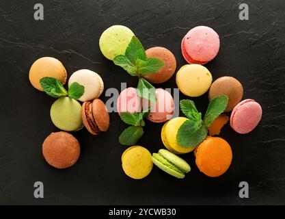 Macarons auf steinigen Tisch Stockfoto