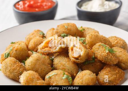 Meeresfrüchte-Vorspeise panierte Muscheln mit Mayonnaise und Ketchup in Nahaufnahme auf einem Teller auf einem Tisch. Horizontal Stockfoto