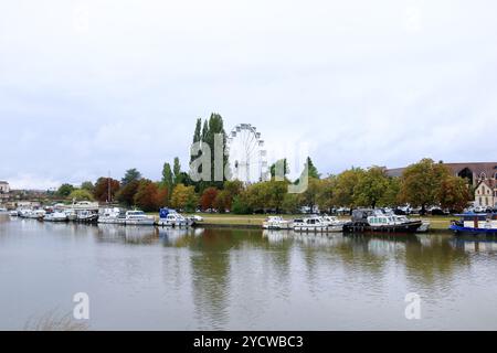 Auxerre, Frankreich in Europa - 05. September 2024: Das Ufer der Yonne an einem bewölkten Tag in der bourgogne (Burgunderrot) Stockfoto