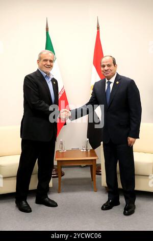 Kasan, Russland. Oktober 2024. Der ägyptische Präsident ABDEL FATTAH EL-SISI (R) trifft den iranischen Präsidenten MASOUD PEZESHKIAN am Rande des BRICS-Gipfels in Kasan (Russland). (Credit Image: © Iranian Presidency via ZUMA Press Wire) NUR REDAKTIONELLE VERWENDUNG! Nicht für kommerzielle ZWECKE! Stockfoto