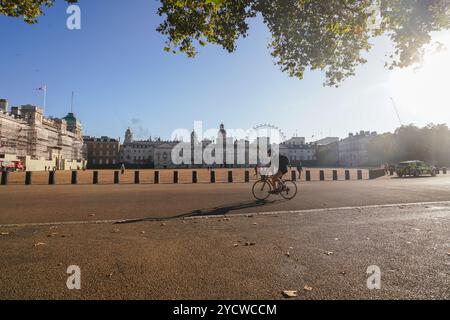 Wimbledon, London, UK. 24 . Oktober 2024 . Ein Radfahrer fährt in der Herbstsonne mit Horse Guards Credit. Amer Ghazzal/Alamy Live News Stockfoto