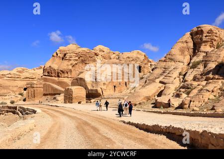 Petra, Wadi Musa in Jordanien - 13. Mai 2024: Die Menschen besuchen die Djinn-Blöcke, drei riesige, gehobene Denkmäler, die neben dem Weg in der Nähe des hno bewacht werden Stockfoto