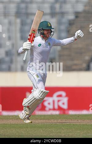 Kyle Verreynne feiert seine zweite Tonne während des zweiten Testtages in Bangladesch und Südafrika im Sher-e-Bangla National Cricket Stadium in Mirpur, DHA Stockfoto