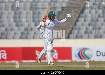 Kyle Verreynne feiert seine zweite Tonne während des zweiten Testtages in Bangladesch und Südafrika im Sher-e-Bangla National Cricket Stadium in Mirpur, DHA Stockfoto