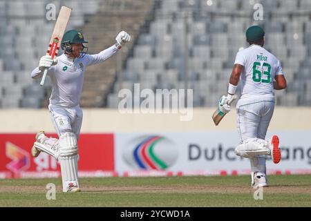 Kyle Verreynne feiert seine zweite Tonne während des zweiten Testtages in Bangladesch und Südafrika im Sher-e-Bangla National Cricket Stadium in Mirpur, DHA Stockfoto