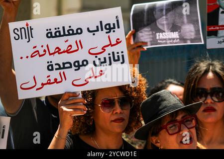 Tunis, Tunesien. 27. Mai 2024. Tunesische Journalisten protestieren vor dem Hauptquartier des National Syndicate of Tunsian Journalists (SNJT) in Tunis, Tunesien. Die Demonstranten forderten das Recht auf freie und unabhängige Presse im Land und verurteilten jedes scharfe Vorgehen gegen Andersdenkende nach der jüngsten Verhaftung einiger prominenter tunesischer Journalisten, politischer Kommentatoren und Anwälte und forderten gleichzeitig ihre sofortige Freilassung Stockfoto