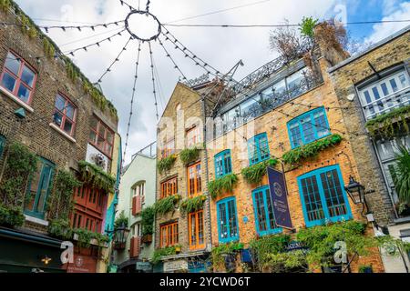 Farbenfrohe Gebäude in Neal's Yard, einer kleinen Gasse in Covent Garden, London, Großbritannien Stockfoto