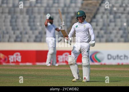 Kyle Verreynne feiert seine zweite Tonne während des zweiten Testtages in Bangladesch und Südafrika im Sher-e-Bangla National Cricket Stadium in Mirpur, DHA Stockfoto