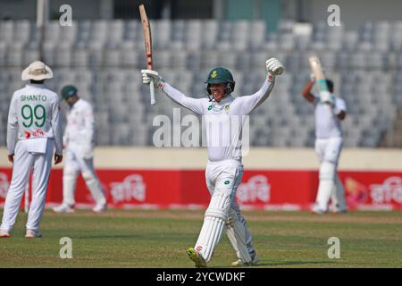 Kyle Verreynne feiert seine zweite Tonne während des zweiten Testtages in Bangladesch und Südafrika im Sher-e-Bangla National Cricket Stadium in Mirpur, DHA Stockfoto