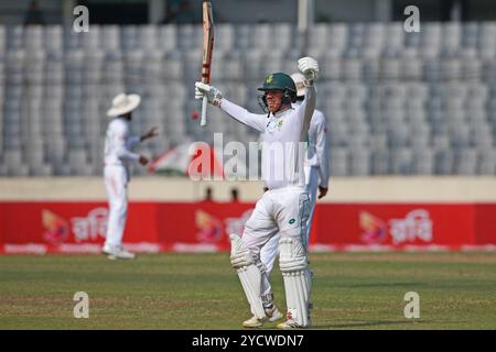 Kyle Verreynne feiert seine zweite Tonne während des zweiten Testtages in Bangladesch und Südafrika im Sher-e-Bangla National Cricket Stadium in Mirpur, DHA Stockfoto