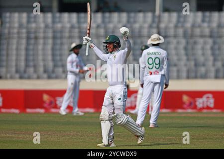 Kyle Verreynne feiert seine zweite Tonne während des zweiten Testtages in Bangladesch und Südafrika im Sher-e-Bangla National Cricket Stadium in Mirpur, DHA Stockfoto