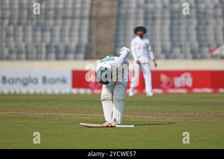 Kyle Verreynne feiert seine zweite Tonne während des zweiten Testtages in Bangladesch und Südafrika im Sher-e-Bangla National Cricket Stadium in Mirpur, DHA Stockfoto