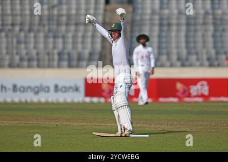 Kyle Verreynne feiert seine zweite Tonne während des zweiten Testtages in Bangladesch und Südafrika im Sher-e-Bangla National Cricket Stadium in Mirpur, DHA Stockfoto