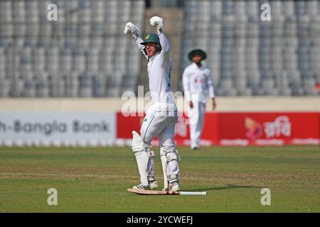 Kyle Verreynne feiert seine zweite Tonne während des zweiten Testtages in Bangladesch und Südafrika im Sher-e-Bangla National Cricket Stadium in Mirpur, DHA Stockfoto