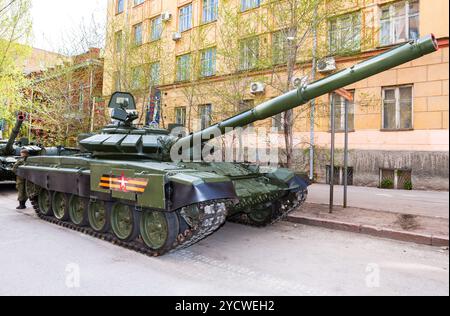 Neuer militärisch modifizierter Hauptkampfpanzer der russischen Armee T-72B3M in grüner Tarnung Stockfoto