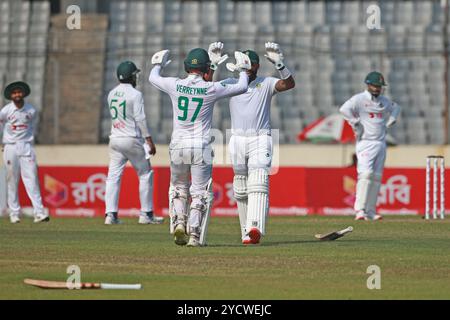 Kyle Verreynne feiert seine zweite Tonne während des zweiten Testtages in Bangladesch und Südafrika im Sher-e-Bangla National Cricket Stadium in Mirpur, DHA Stockfoto