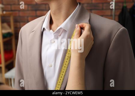 Professionelles Schneiderjacke Revers am Kunden im Atelier, Nahaufnahme Stockfoto