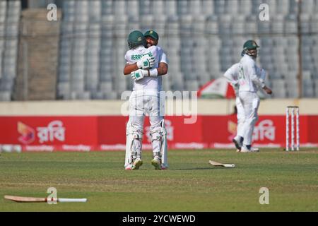 Kyle Verreynne feiert seine zweite Tonne während des zweiten Testtages in Bangladesch und Südafrika im Sher-e-Bangla National Cricket Stadium in Mirpur, DHA Stockfoto