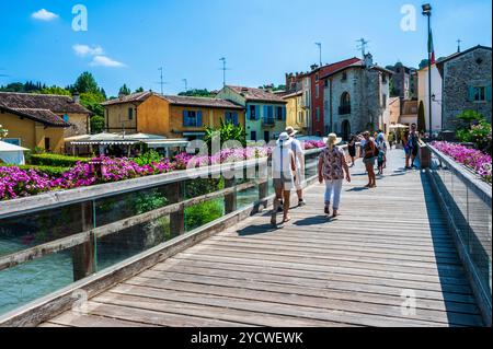 Sommer auf dem Fluss Mincio. Historisches Dorf Borghetto sul Mincio Stockfoto